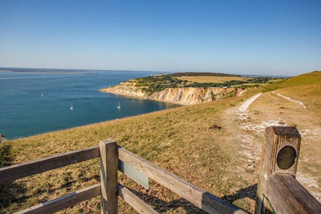 イギリス海峡でのワイト島の港の息を呑むようなショット