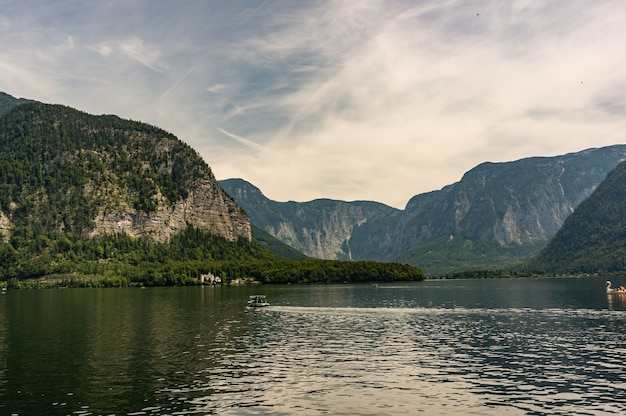 오스트리아 할슈타트에서 캡처 한 산들 사이의 아름다운 호수