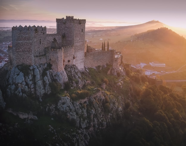 스페인 Extremadura, Badajoz 지방에 있는 중세 성곽의 숨막히는 장면