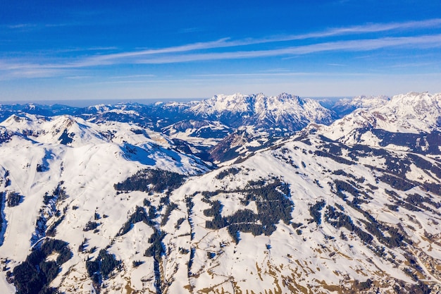 Foto gratuita scatto mozzafiato di un paesaggio montuoso coperto di neve in austria