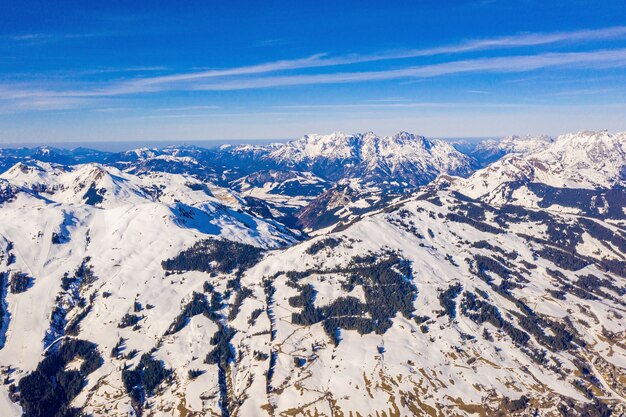 オーストリアの雪に覆われた山岳風景の息をのむようなショット