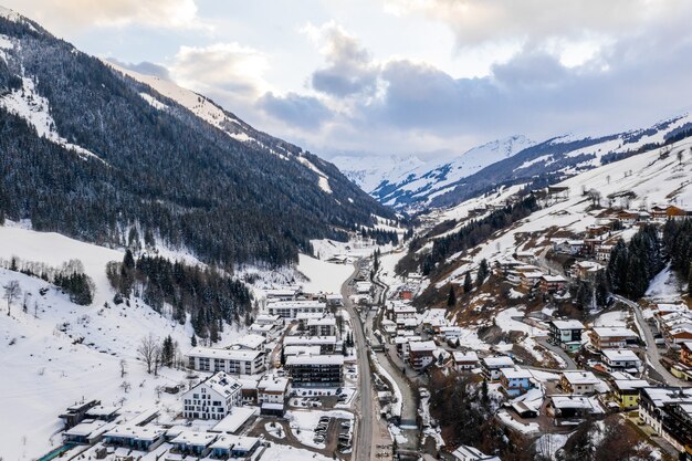 オーストリアの雪に覆われた山岳風景の息を呑むようなショット