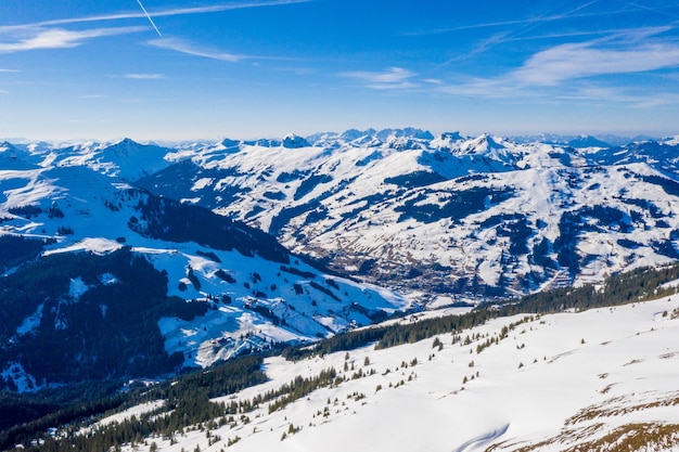 오스트리아의 눈으로 덮인 산악 풍경의 숨막히는 장면