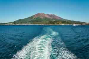 Free photo breathtaking shot of the mountainous landscape surrounded by ocean