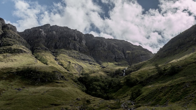 흐린 날씨에 스코틀랜드의 Glencoe 산을 숨막히는 장면