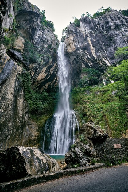 Захватывающий снимок водопадов Saut du Loup во Франции.