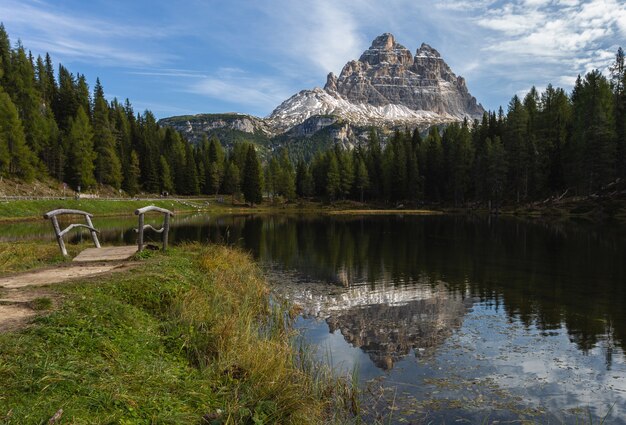 Tre Cime di Lavaredo山の息をのむようなショットがイタリアのアントルノ湖に反映