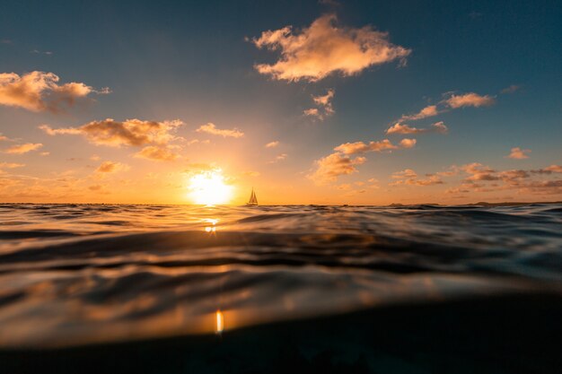カリブ海のボネール島の海に沈む夕日
