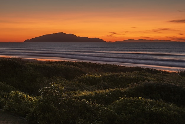 뉴질랜드 북섬 카피 티 해안의 오타키 해변에서 숨막히는 석양