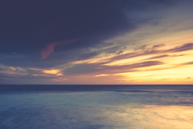 穏やかな海に沈む息を呑むような夕日の風景-壁紙に最適