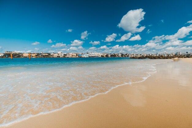 케냐 몸바사에서 캡처 한 푸른 하늘 아래 해변과 바다의 경치