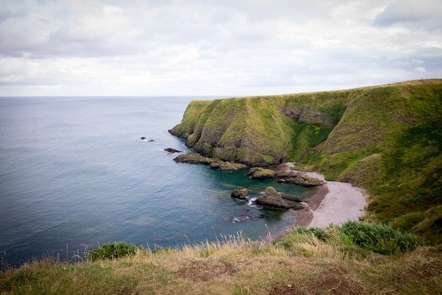 영국 스톤 헤이븐의 Dunnottar Castle에서 캡처 한 바다 절벽의 숨막히는 전경