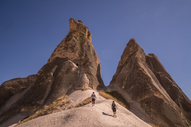 トルコで撮影されたカッパドキアの円錐形の岩の素晴らしい景色
