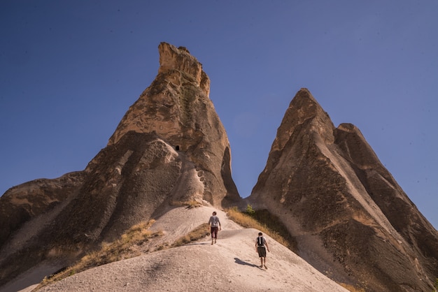 Захватывающий вид конусообразных скал в Каппадокии, захваченных в Турции