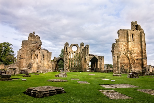 영국 엘긴(Elgin)에서 포착된 아름다운 엘긴 대성당(Elgin Cathedral) 정면의 숨막히는 전경