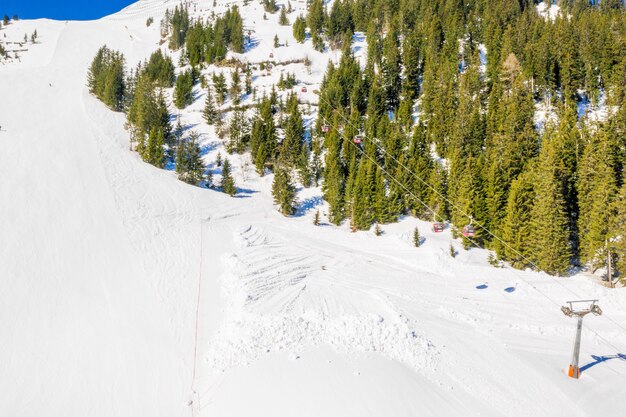 昼間は雪に覆われた森林に覆われた山々の息を呑むような景色