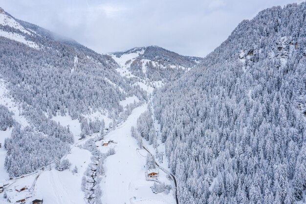 昼間は雪に覆われた森林に覆われた山々の息を呑むような景色