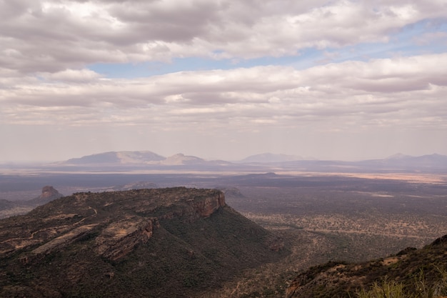 케냐의 흐린 하늘 아래 웅장한 산의 숨막히는 전망