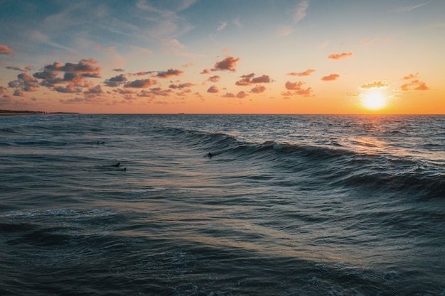 オランダ、ドンブルグで撮影された夕日の海の息をのむような眺め