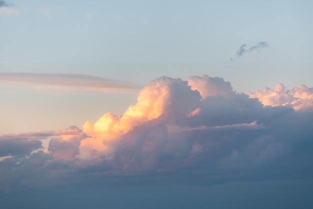 Бесплатное фото Захватывающий вид на облака в утреннем небе