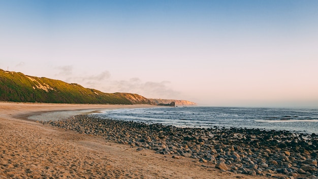 Захватывающий вид на пляж Полвоейра в Алькобаке в солнечный летний день, Португалия