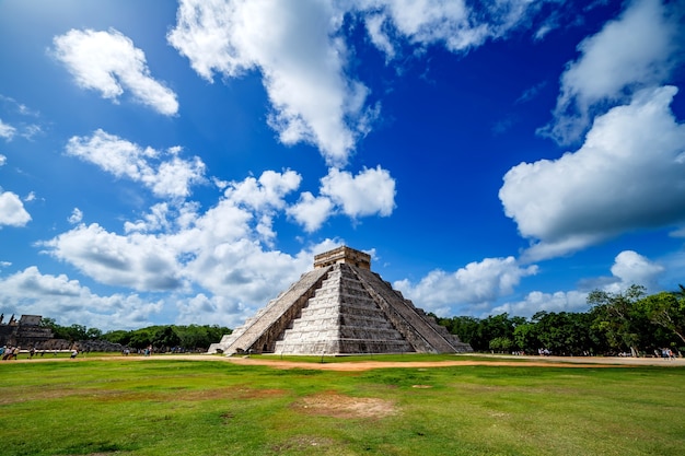 멕시코 유카탄의 치첸이트사 고고학 유적지에 있는 피라미드의 숨막히는 전경