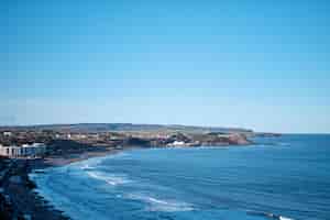 Foto gratuita vista mozzafiato sulla strada in riva al mare e un cielo blu chiaro