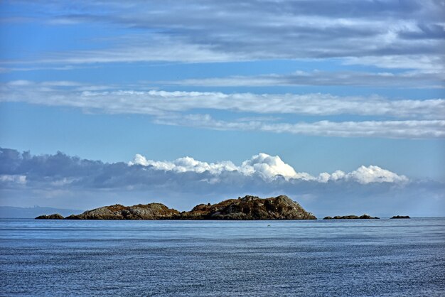 Захватывающий вид на небольшой остров с голубым небом