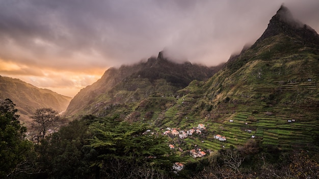 Захватывающий вид на деревню в горах на острове Мадейра.