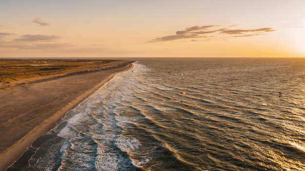 オランダ、ドンブルグで撮影された波打つ海とビーチの素晴らしい景色