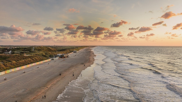 Domburg, 네덜란드에서 흐린 하늘 아래 물결 모양의 바다의 경치