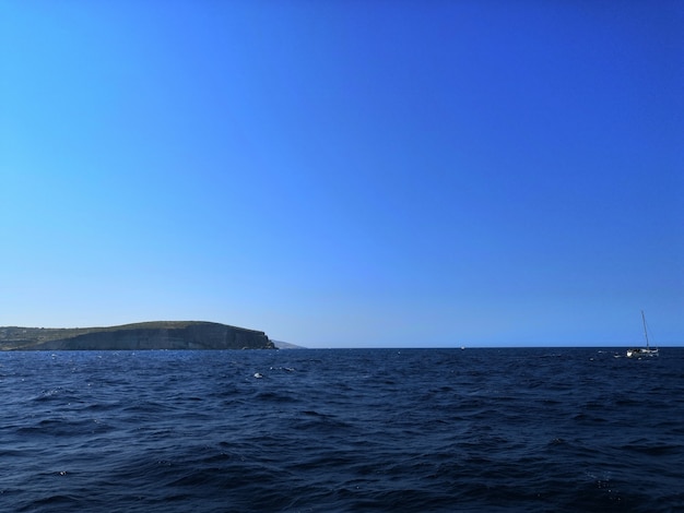 美しい地平線で晴れた日にキャプチャされたマルタの波状の海の息を呑むような景色