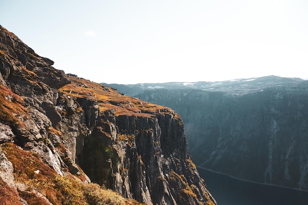 Захватывающий вид на норвежский национальный парк, реку и фьорды в яркий день.