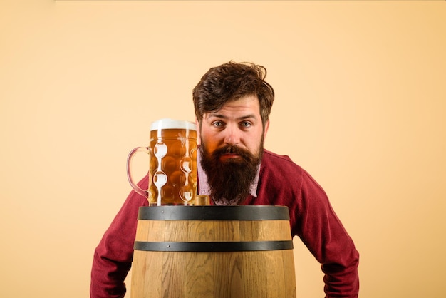 ビール​醸造所​の​コンセプト​マン​の​準備​の​ため​の​ラガー​ビール​機器​を​持つ​醸造所​の​深刻な​ひげ​を​生やした​男