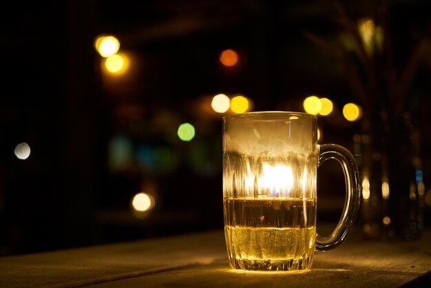 醸造所パブアルコール夜の飲酒ガラス