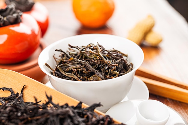 Free photo brewing chinese tea in ceramic gaiwan during the tea ceremony closeup