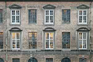 Foto gratuita esterno di un vecchio edificio in mattoni