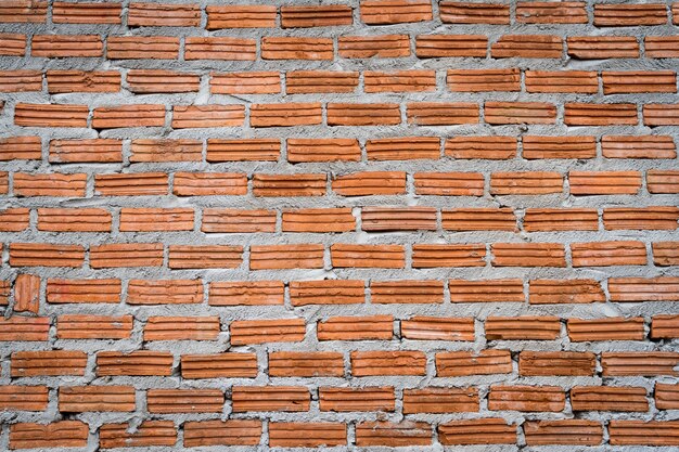 Кирпичная стена со свежим цементом