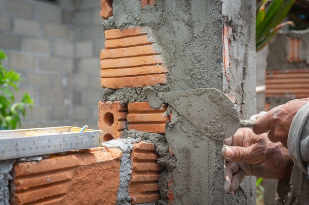 レンガ造り。建設労働者がレンガの壁を構築します。