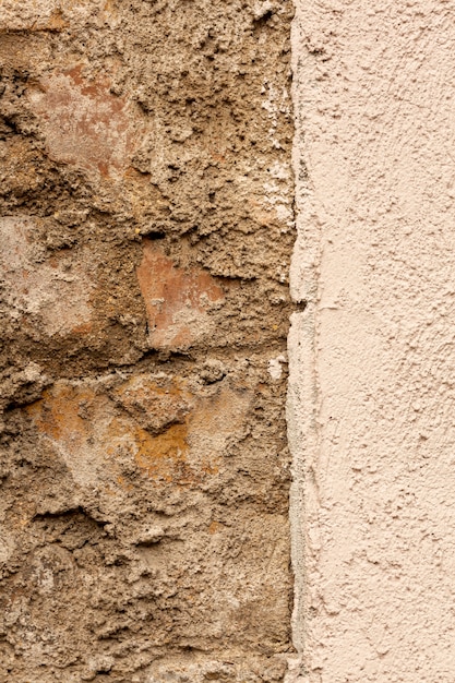 Кирпичи и бетонная стена с шероховатой поверхностью