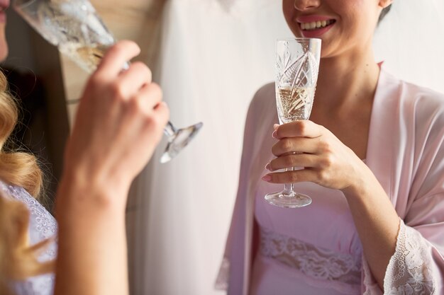 Невесты и подружки невесты пьют шампанское, готовят утром