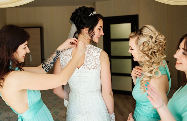 Free photo bride and bridesmaids have fun and laughing during the wedding preparations