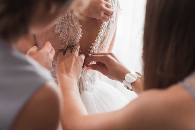 Foto gratuita sposa vestirsi