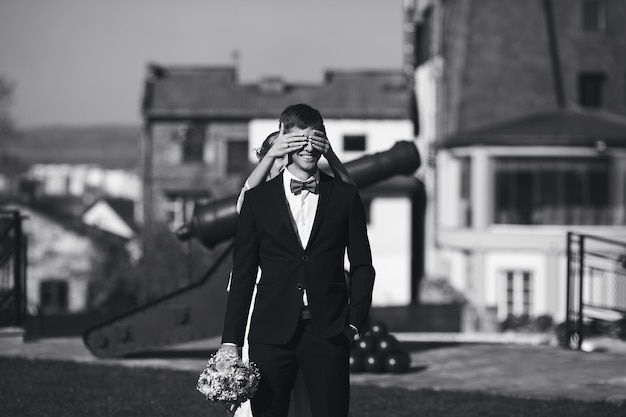 Bride goes from the back to the groom