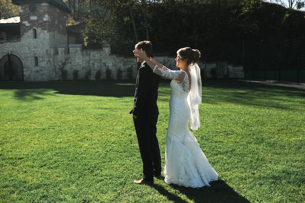 Bride goes from the back to the groom