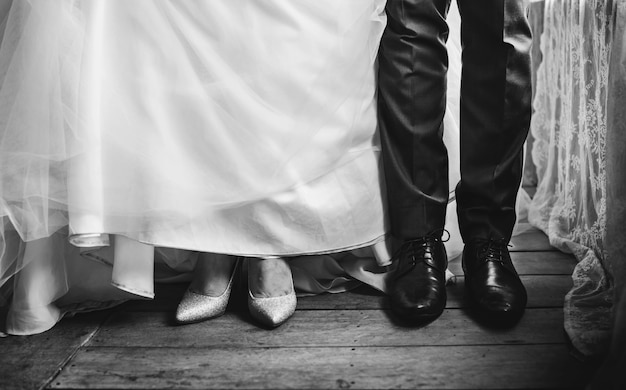 Foto gratuita piedi della sposa e dello sposo nella cerimonia di matrimonio di nozze