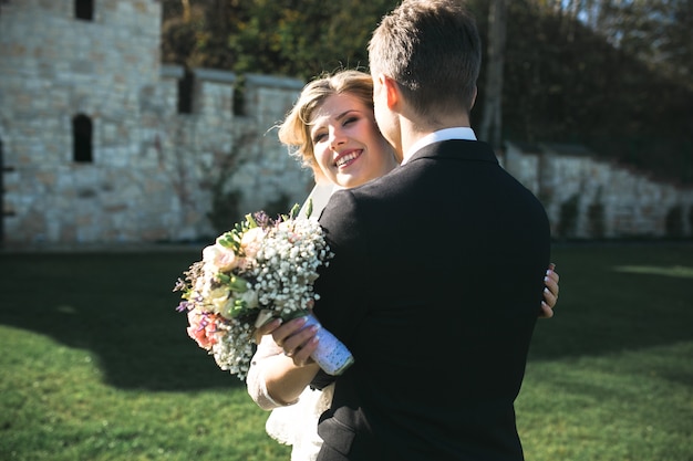 Foto gratuita sposa e sposo che hanno divertimento in una vecchia città