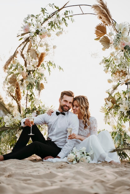 ビーチで結婚式をしている新郎と新婦