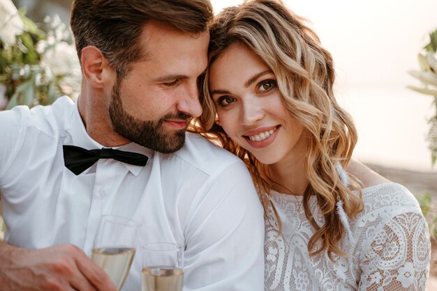 ビーチで結婚式をしている新郎と新婦