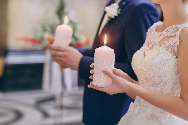 Foto gratuita sposa e candele della holding dello sposo